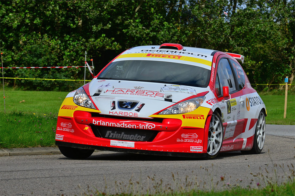 Brian Madsen styrer sin Peugeot Super 2000 i perfekt stil på hastighedsprøven i Ringkøbing By
(Foto: Michael Eisenberg)